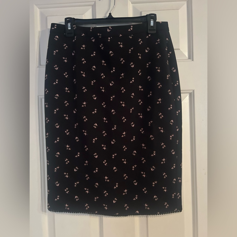 Ann Taylor Black Floral Midi Pencil Skirt. Size 10. NWT.